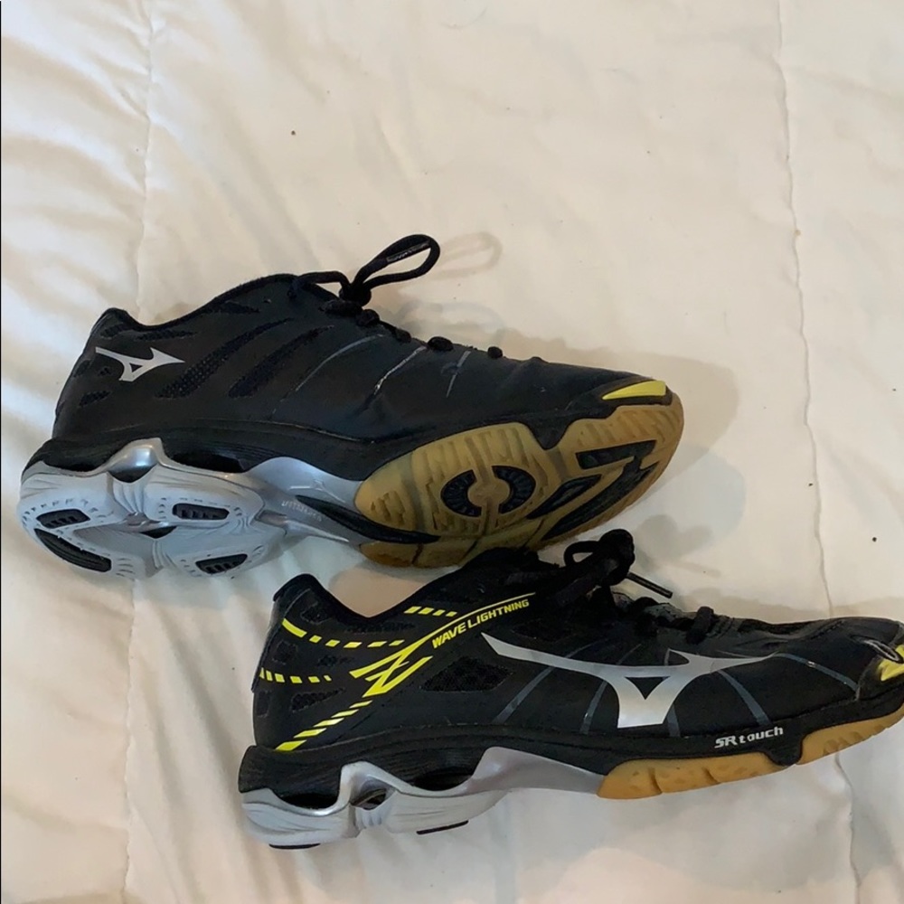 mizuno wave lightning volleyball shoes